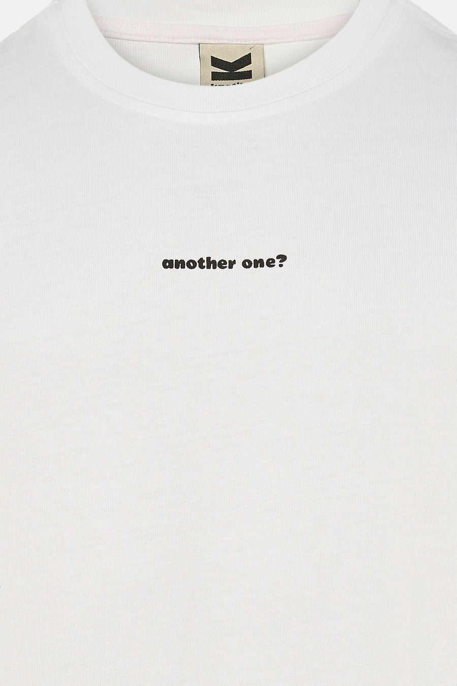 Wit T-shirt van KAOTIKO met de tekst "another one?" in het zwart.