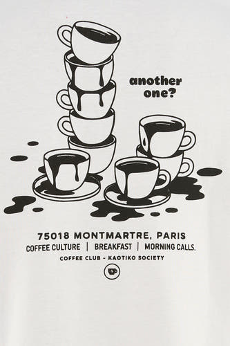 Wit T-shirt van KAOTIKO met een stapel koffiekopjes en de tekst "another one?" erop.
