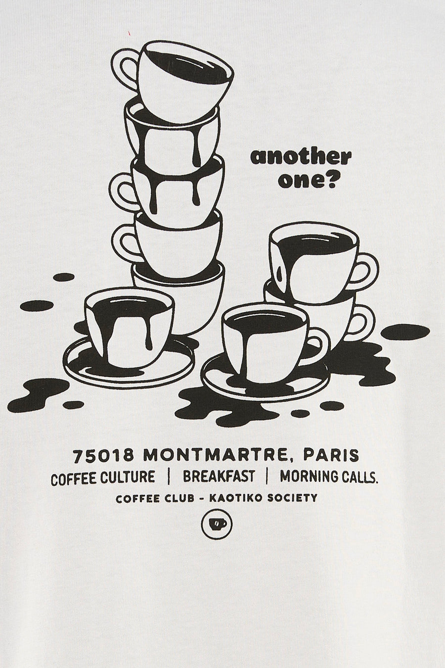 Wit T-shirt van KAOTIKO met een stapel koffiekopjes en de tekst "another one?" erop.
