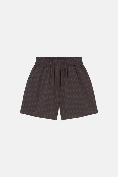 Bruine short van KAOTIKO met krijtstreep en een elastische tailleband.
