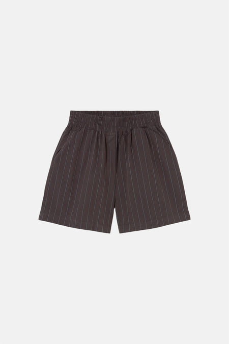 Bruine short van KAOTIKO met krijtstreep en een elastische tailleband.
