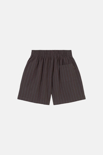 Short marron à rayures craie de KAOTIKO, avec une ceinture élastique et une poche plaquée.