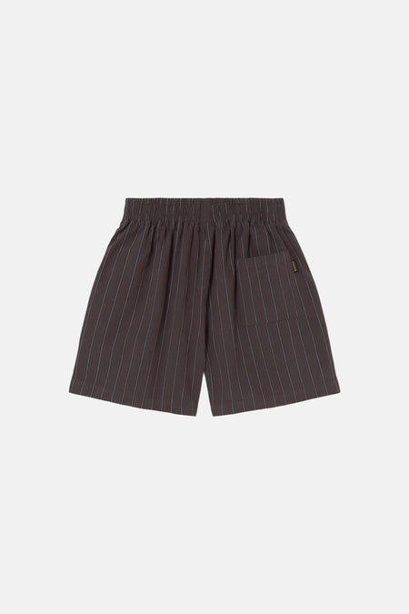 Bruine short met krijtstrepen van KAOTIKO, met een elastische tailleband en een opgestikte zak.