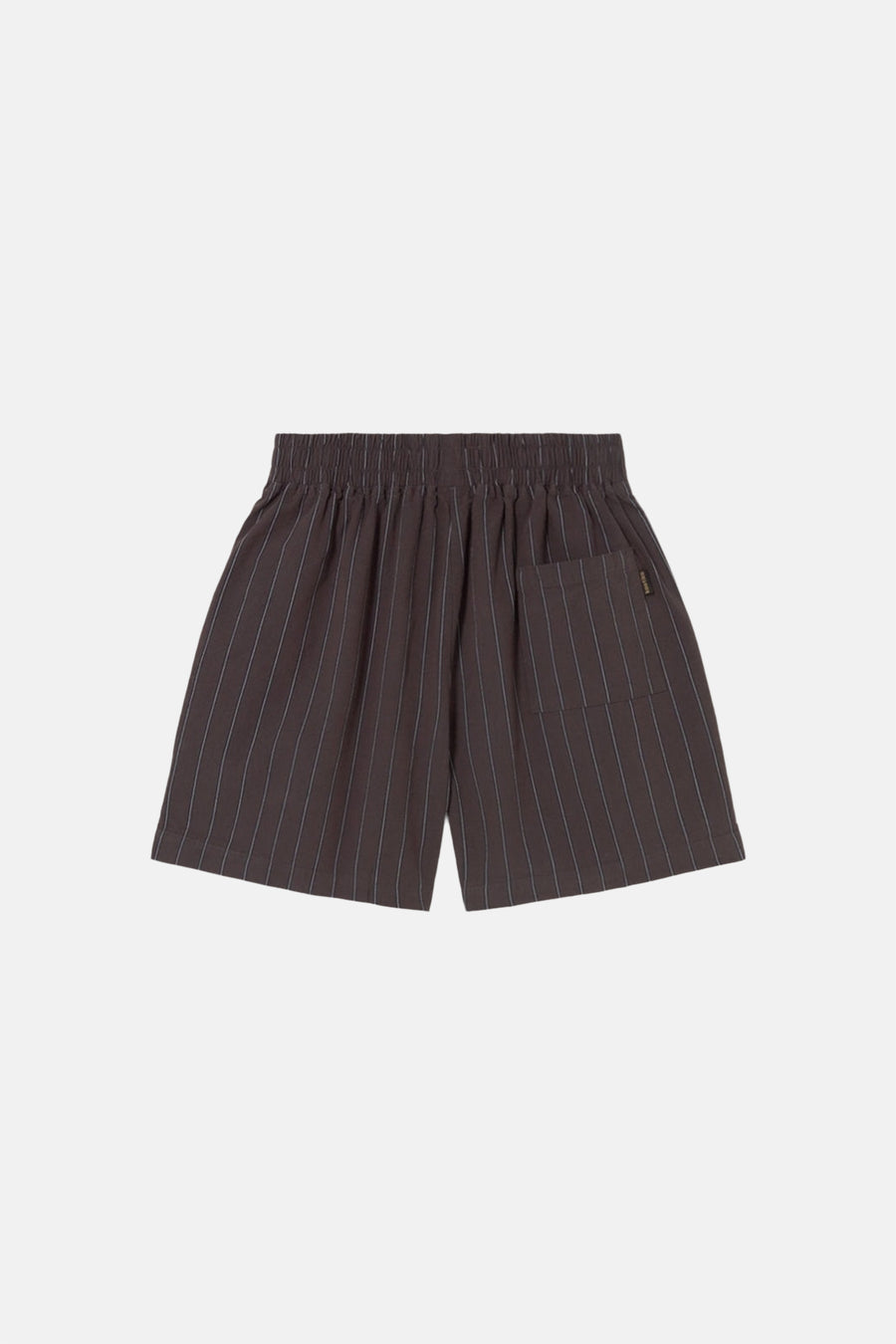 Short marron à rayures craie de KAOTIKO, avec une ceinture élastique et une poche plaquée.