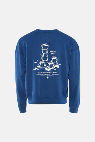 Pull bleu à col rond de KAOTIKO, avec imprimé de tasses à café blanches et texte au dos.