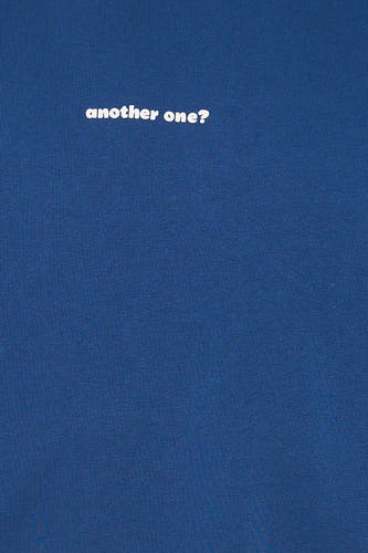 Pull bleu de KAOTIKO, avec le texte "another one?" en lettres blanches.