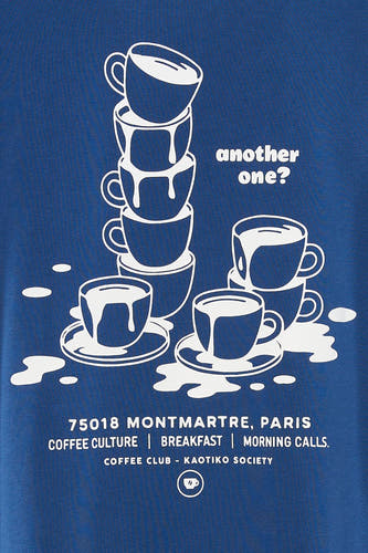 Pull bleu à col rond de KAOTIKO, avec des tasses à café blanches et un imprimé texte.