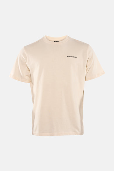 Ecru T-shirt met korte mouwen van KAOTIKO, met kleine zwarte tekst op de borst.