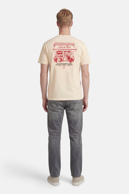 Ecru T-shirt met korte mouwen van Kaotiko, met rode "Café de Paris" print op de achterkant.