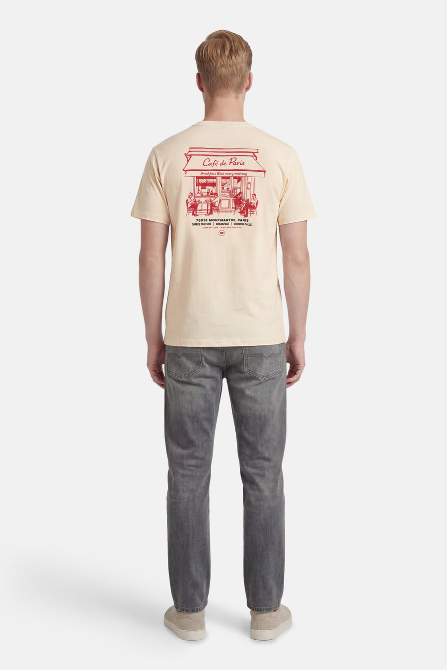 Ecru T-shirt met korte mouwen van Kaotiko, met rode "Café de Paris" print op de achterkant.