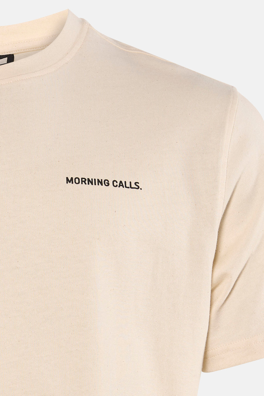 Ecru T-shirt van KAOTIKO met korte mouwen en de tekst "MORNING CALLS."