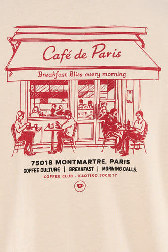 Ecru T-shirt van Kaotiko met een rode print van een Parijs café en mensen.
