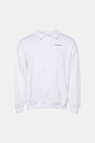 Witte sweater van KAOTIKO, met een polokraag en blauwe tekst op de borst.