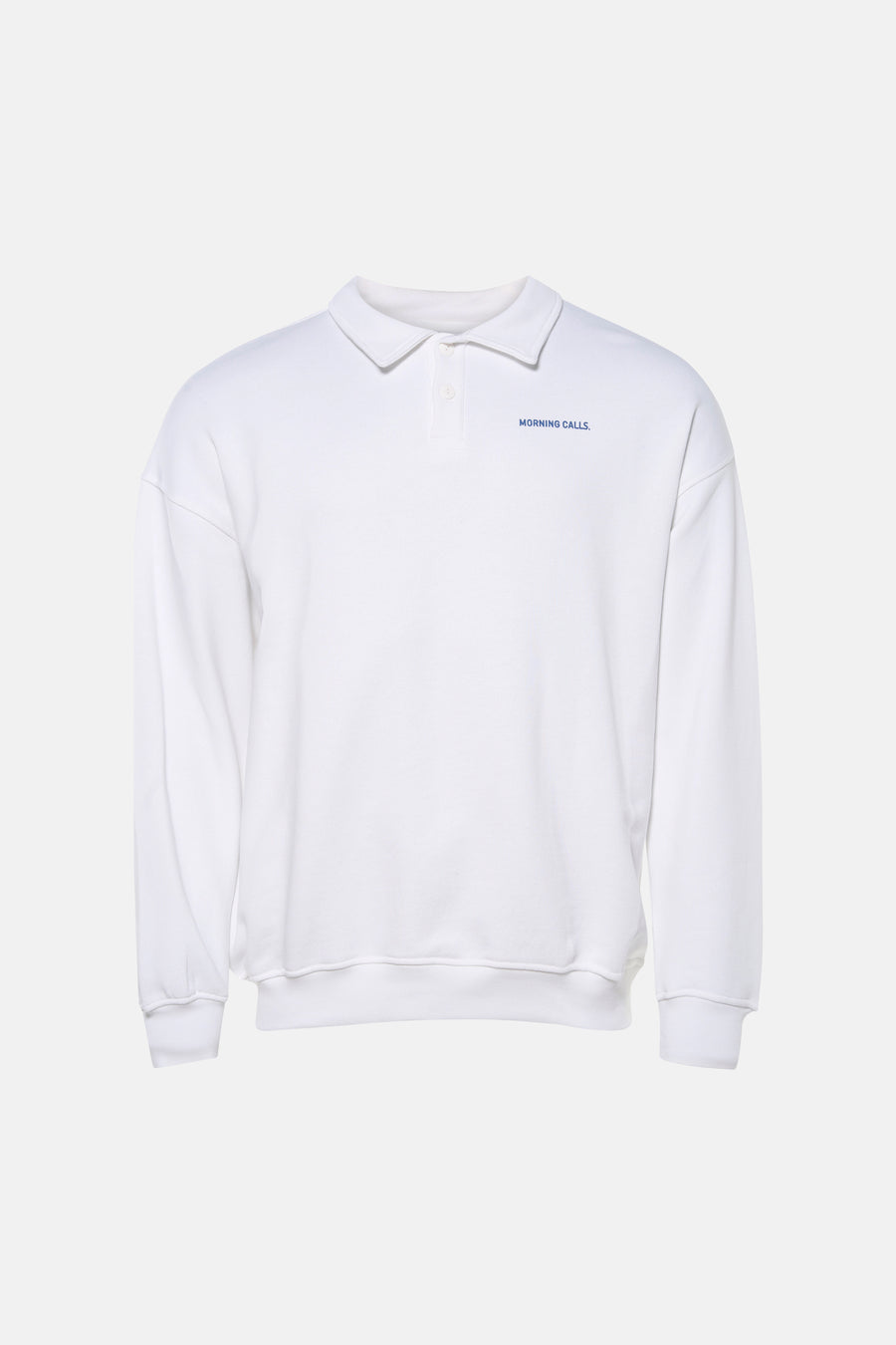 Witte sweater van KAOTIKO, met een polokraag en blauwe tekst op de borst.