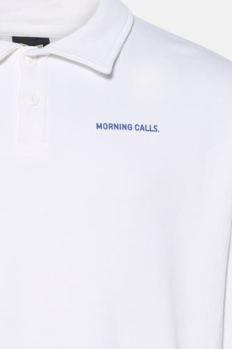 Witte sweater van KAOTIKO met korte knoopsluiting en kleine blauwe tekstprint op de borst.