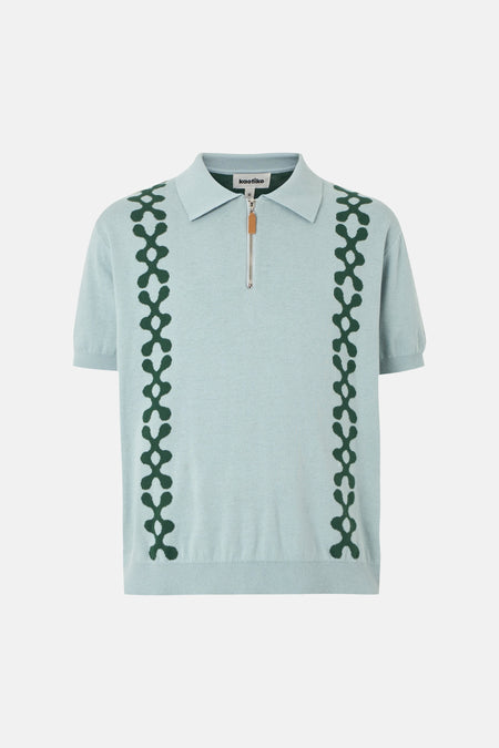 Polo bleu de KAOTIKO avec un motif graphique sur le devant et une fermeture éclair.