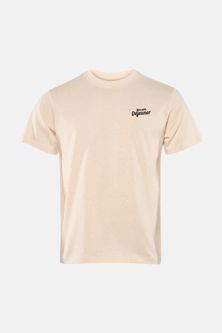 Ecru T-shirt van KAOTIKO met korte mouwen en zwarte tekstprint op de borst.