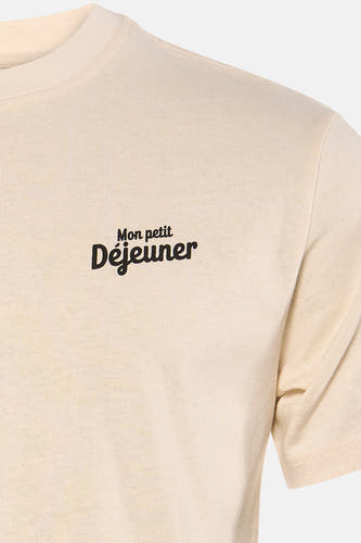 T-shirt écru à manches courtes de KAOTIKO avec texte noir 'Mon petit Déjeuner' sur la poitrine.