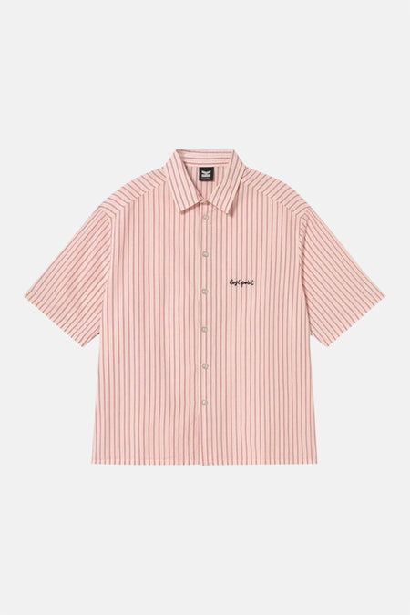 Chemise rose à manches courtes de KAOTIKO, avec un motif à rayures verticales et une fermeture boutonnée.