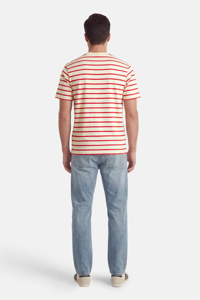 T-shirt multicolore de KAOTIKO, à manches courtes et à motif rayé, vue arrière, combiné avec un jean et des chaussures.