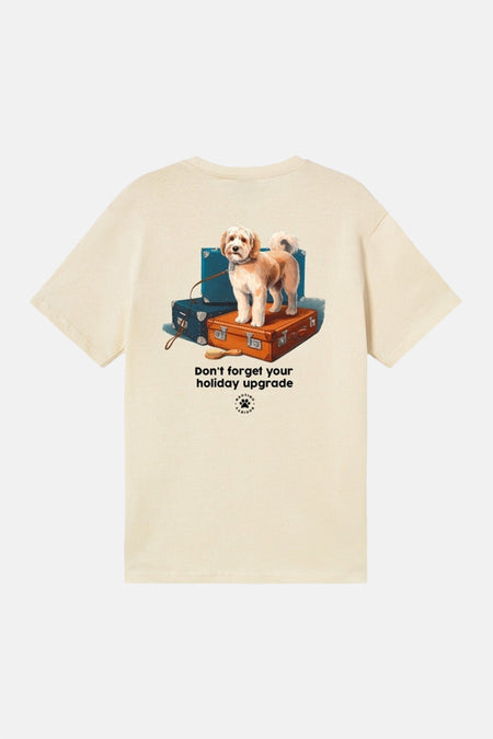 Ecru T-shirt van KAOTIKO met opdruk van een hond op reiskoffers en de tekst "Don't forget your holiday upgrade".
