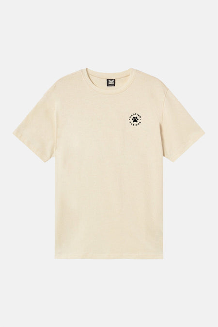 Ecru T-shirt van KAOTIKO met een ronde hals en een klein logo op de borst.