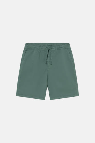 Groene short van KAOTIKO met een trekkoord in de taille en steekzakken.