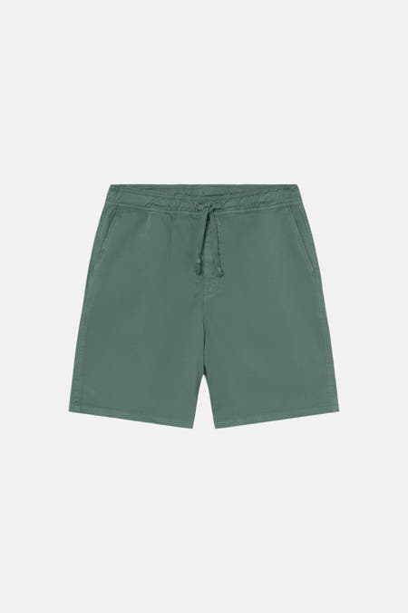 Groene short van KAOTIKO met een trekkoord in de taille en steekzakken.