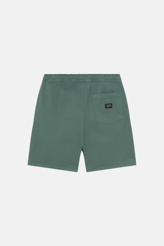 Groene short van KAOTIKO met een achterzak en een labeldetail.