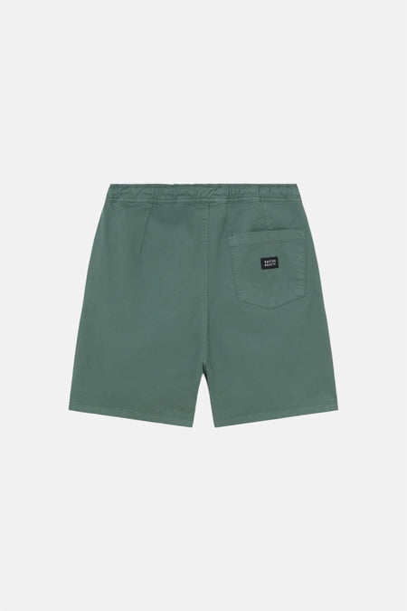 Short vert de KAOTIKO avec une poche arrière et un détail d'étiquette.