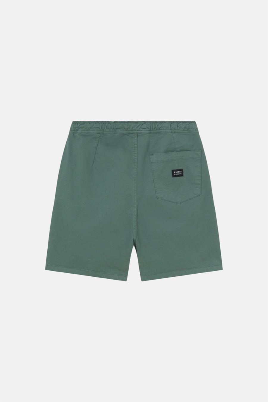 Groene short van KAOTIKO met een achterzak en een labeldetail.
