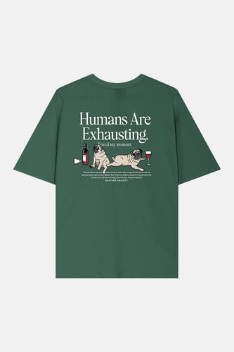 T-shirt vert de KAOTIKO avec un imprimé humoristique de carlins et le texte "Humans Are Exhausting".
