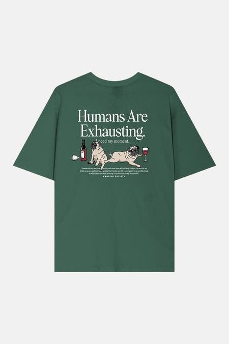 Groen T-shirt van KAOTIKO met een humoristische print van pugs en de tekst "Humans Are Exhausting".