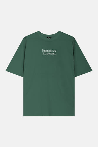 T-shirt vert de KAOTIKO, à manches courtes et avec un imprimé texte sur la poitrine.