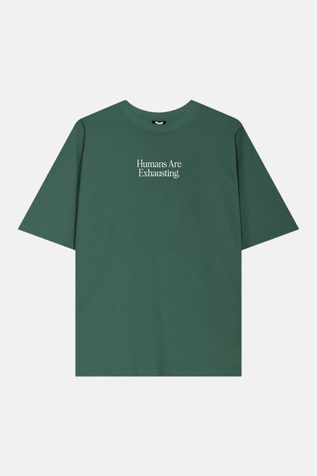 T-shirt vert de KAOTIKO, à manches courtes et avec un imprimé texte sur la poitrine.