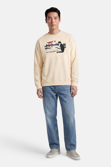 Pull écru à col rond de KAOTIKO, avec un imprimé japonais d'un chat et d'un paysage.