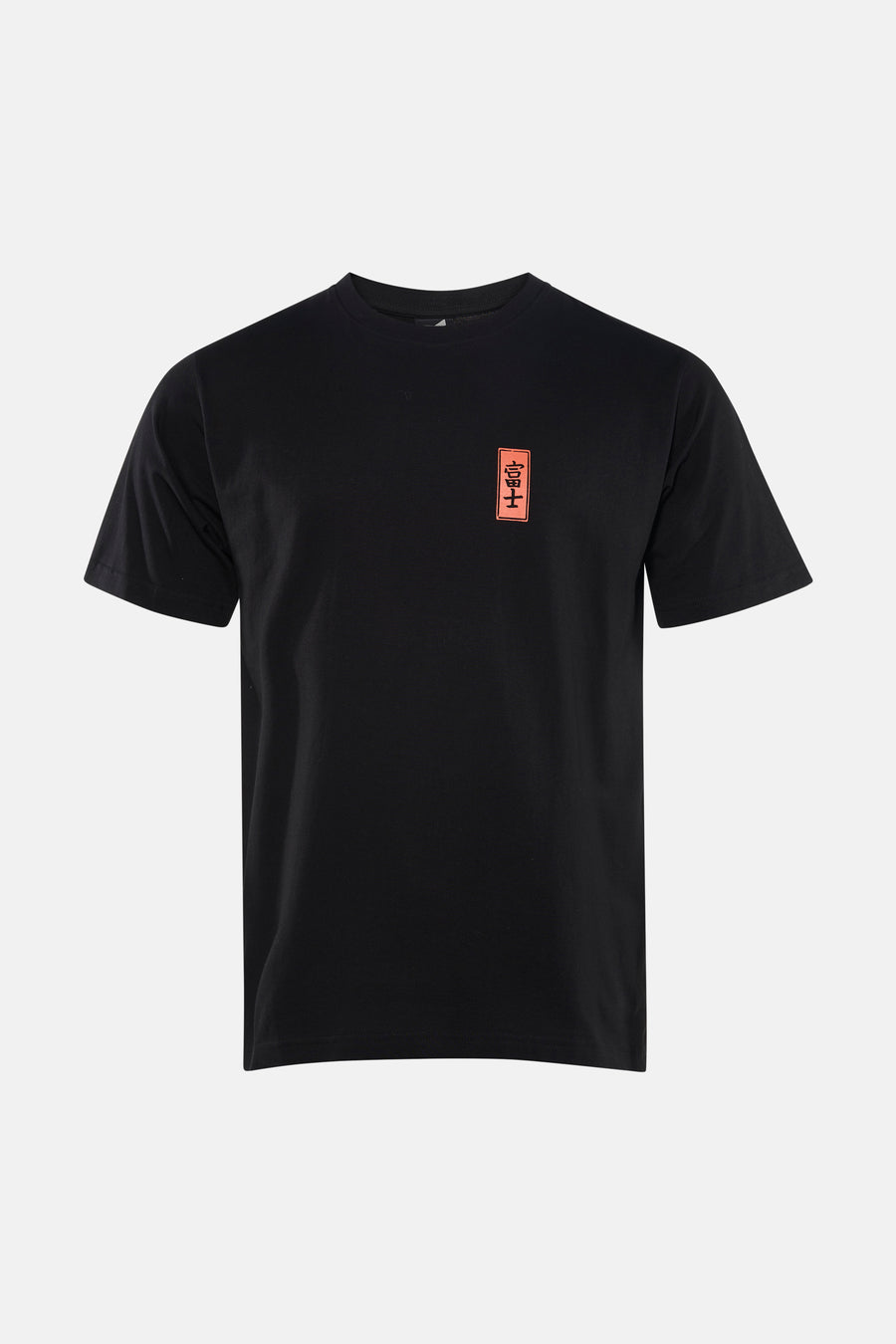 T-shirt noir à manches courtes de KAOTIKO avec un badge rectangulaire orange sur la poitrine.