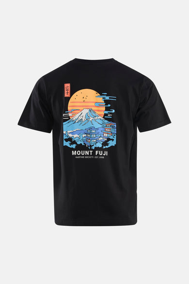 T-shirt noir à manches courtes de Kaotiko, avec un imprimé graphique du Mont Fuji au dos.