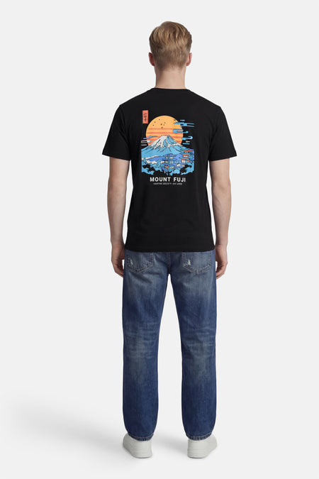 Zwart T-shirt met korte mouwen van KAOTIKO, met print van de berg Fuji op de achterkant.
