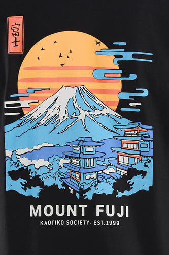 T-shirt noir à manches courtes de KAOTIKO, avec un imprimé graphique du Mont Fuji et des caractères japonais.