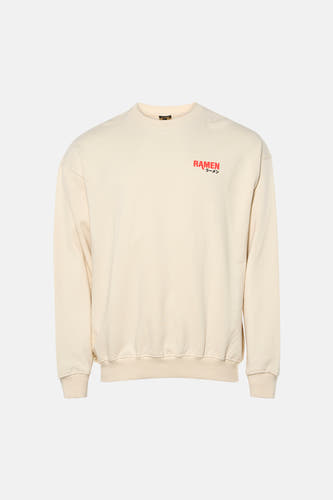 Pull écru à col rond de KAOTIKO, avec imprimé texte rouge 'RAMEN' sur la poitrine.