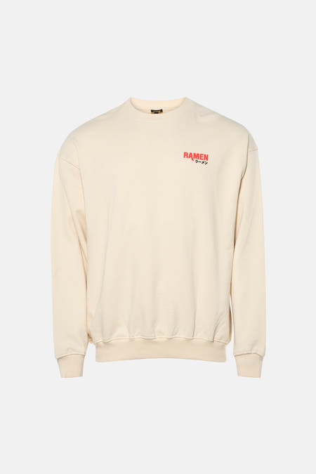 Ecru sweater met ronde hals van KAOTIKO, met rode 'RAMEN'-tekstprint op de borst.