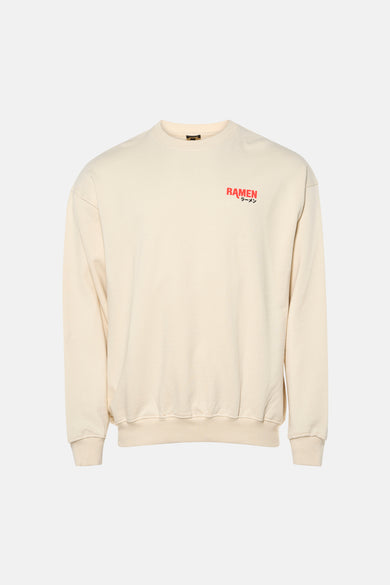 Pull écru à col rond de KAOTIKO, avec imprimé texte rouge 'RAMEN' sur la poitrine.