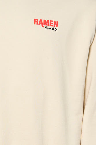Pull écru de KAOTIKO avec imprimé rouge "RAMEN" et texte japonais, gros plan.