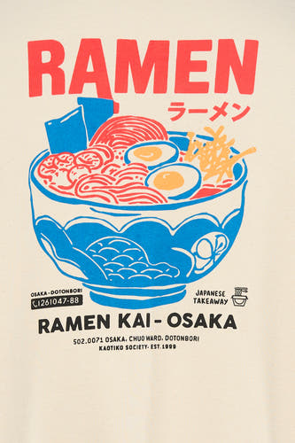 Pull écru à col rond de Kaotiko, avec un imprimé coloré d'un bol de ramen.
