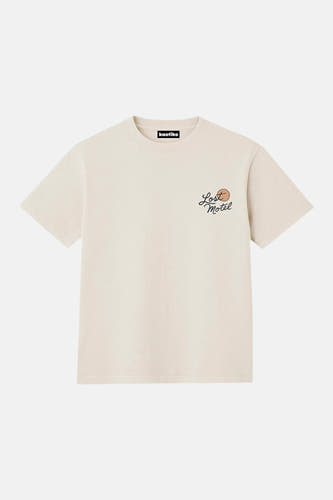 Ecru T-shirt van Kaotiko, met korte mouwen en een kleine "Lost Motel" print.