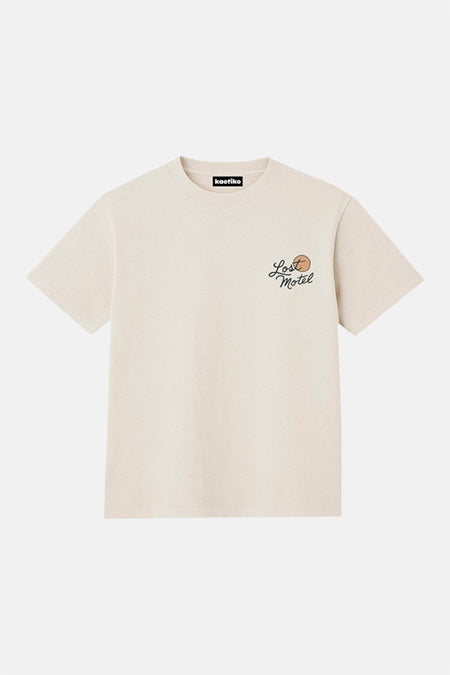 Ecru T-shirt van Kaotiko, met korte mouwen en een kleine "Lost Motel" print.