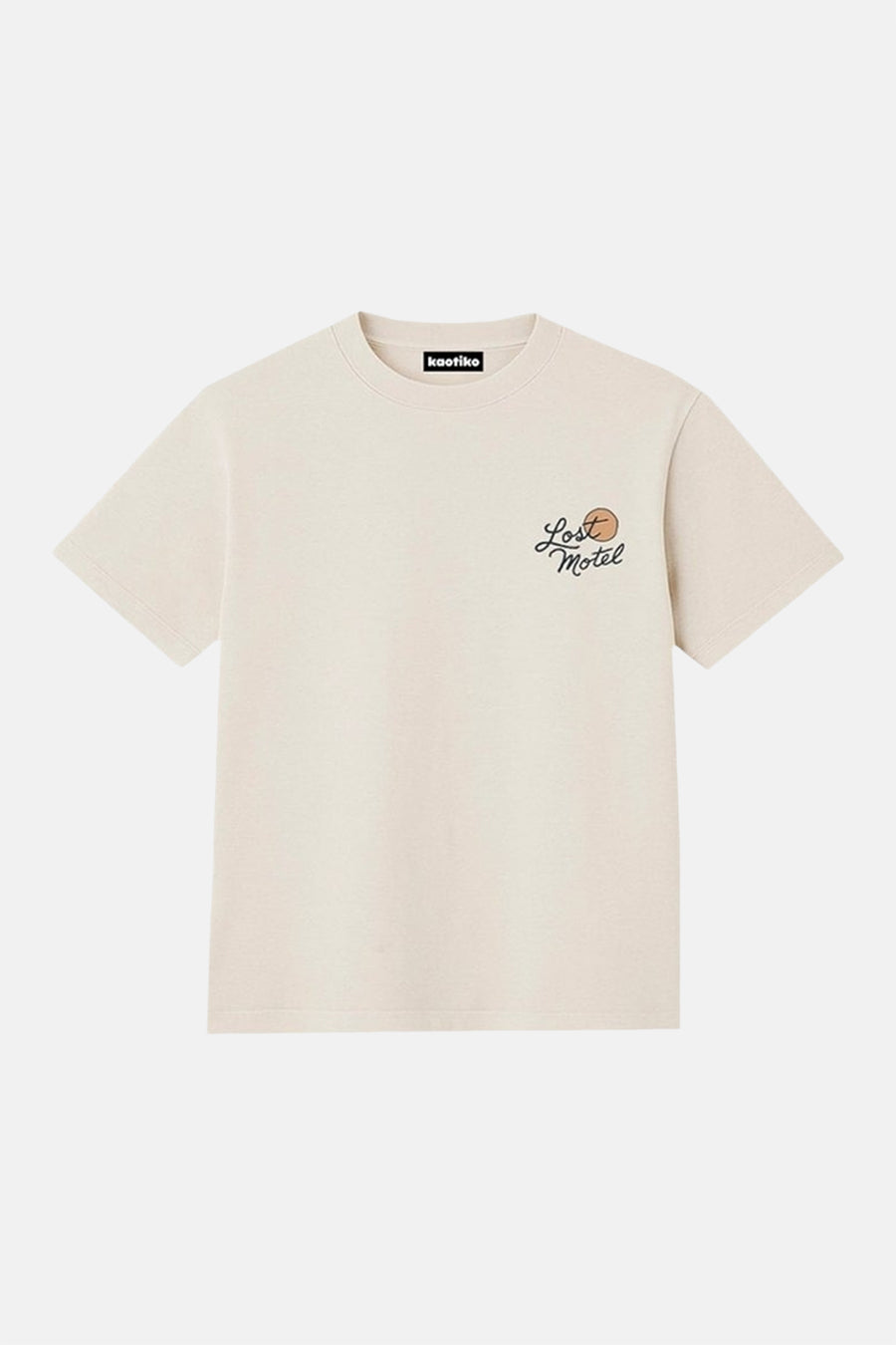 Ecru T-shirt van Kaotiko, met korte mouwen en een kleine "Lost Motel" print.