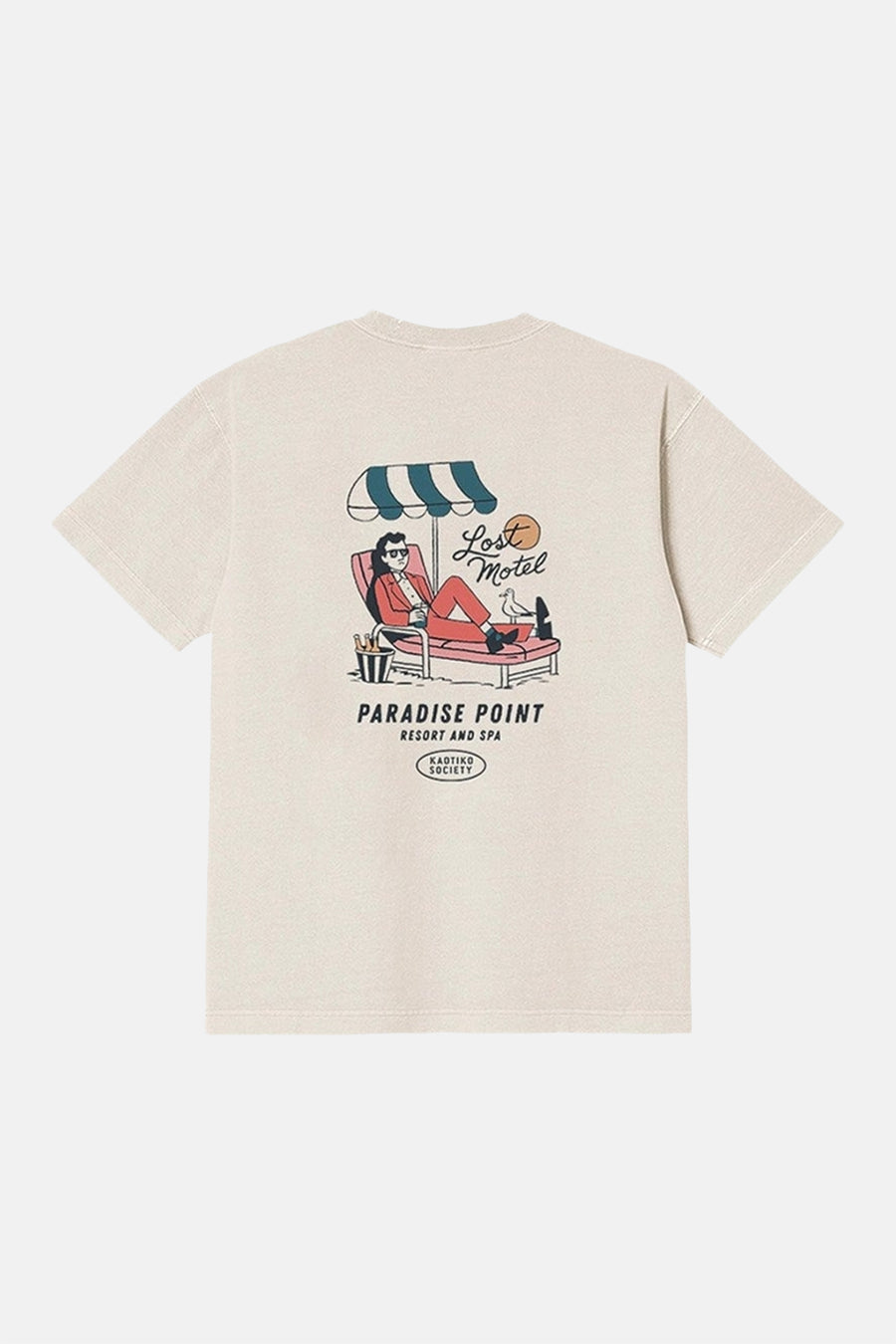 Ecru T-shirt van KAOTIKO met een print van een man op een strandstoel op de rug.
