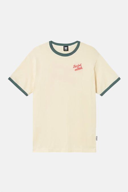 Ecru T-shirt met korte mouwen van KAOTIKO, afgewerkt met groene randen en een rode tekstprint.